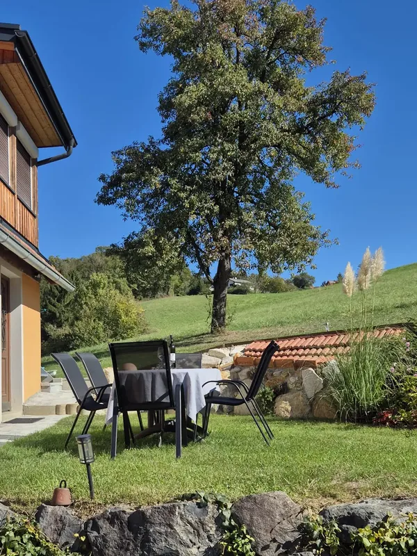 Sitzplatz im Garten unter blauem Himmel